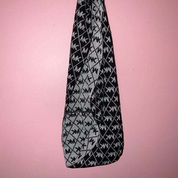 ✨💫🌸MICHAEL KORS BLACK AND GRAY SCARF🌸💫✨ - Picture 1 of 6